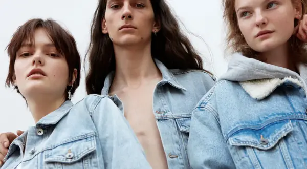 Trzy młode osoby w jeansowych kurtkach. To reklama marki Big Star, która słynie z modnych ubrań.