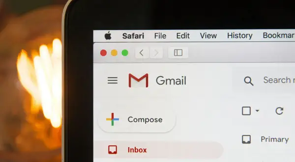 Ekran komputera z otwartą pocztą Gmail. Czy można zmienić nazwę Gmail? Widok skrzynki odbiorczej.