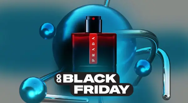 Prada Luna Rossa Ocean 100ml w czerwonej butelce, otoczony niebieskimi kulami i metalowymi elementami, na tle z napisem Black Friday.