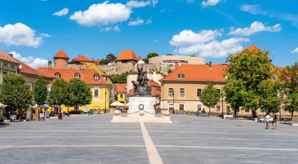 Plac z pomnikiem i budynkami w Egerze, Węgry.