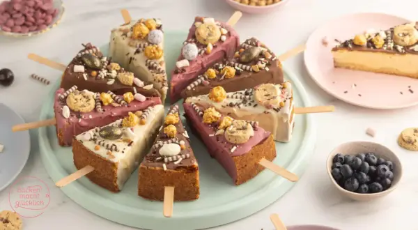 Bunte Cheesecake-Sticks mit Schokolade, Keksen und Popcorn. Ein süßer Genuss für jeden Anlass.
