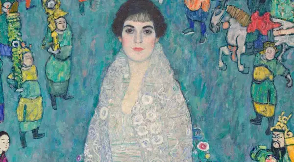 Portret kobiety w koronkowej szali, otoczonej postaciami z barwnego orszaku. Jedno z dzieł Gustava Klimta.