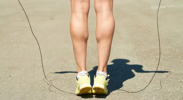Jumping rope to affiner ses mollets. Des jambes musclées en action, prêtes à relever tous les défis sportifs.