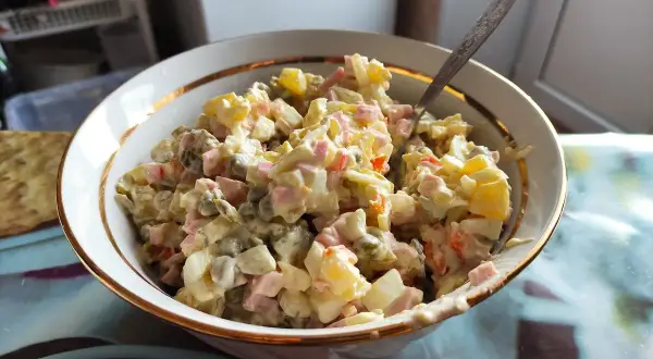 Najlepsza szynka do sałatki - wybierz idealny smak dla swojej potrawy