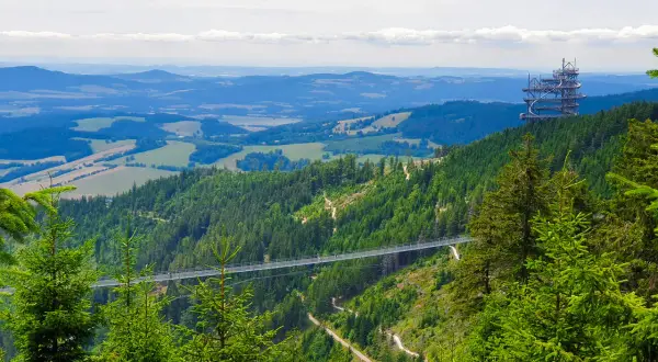 Widok na Sky Bridge 721, który zachwyca. Wspaniałe opinie potwierdzają jego unikalność i piękno krajobrazu.
