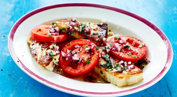 Grillad halloumi med tomat och rödlök, ett enkelt och gott halloumi recept.