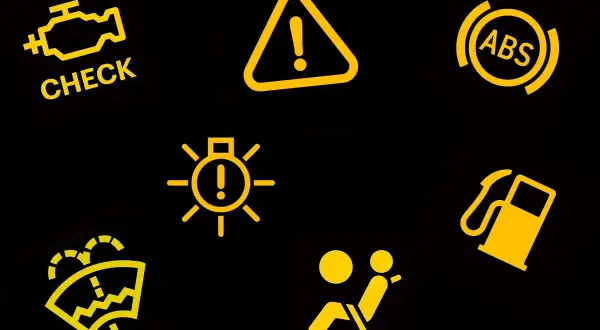 Żółte kontrolki w samochodzie: Check Engine, ABS, poduszka powietrzna, niskie ciśnienie paliwa, ostrzeżenie i światła.