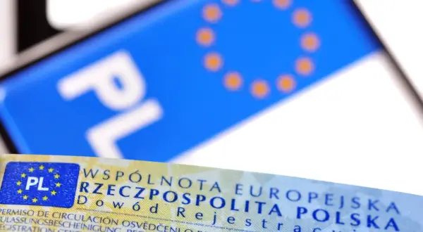 Fragment dowodu rejestracyjnego z napisem "Rzeczpospolita Polska". Sprawdź, jak sprawdzić, czy dowód rejestracyjny jest do odbioru.