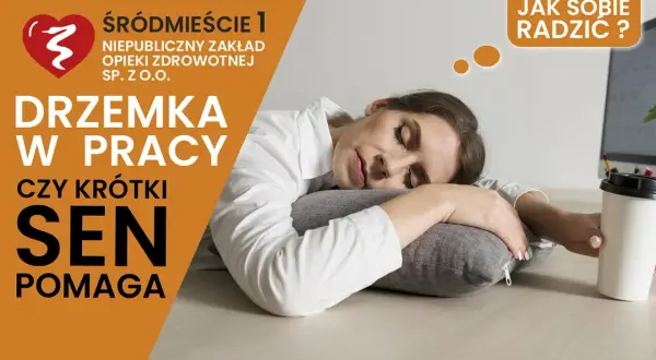 Zmęczona pracownica śpi na poduszce przy biurku. Czy drzemka w pracy pomaga? Obraz nawiązuje do światowego dnia snu.