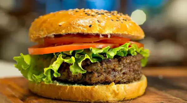 Skąd pochodzi hamburger? Rozwikłaj zagadkę niemiecko-amerykańskich korzeni.