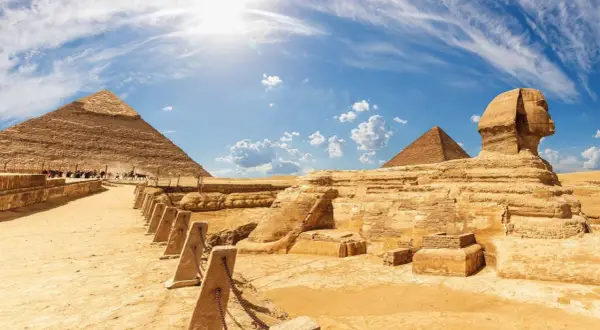 Le Sphinx de Gizeh, gardien des pyramides, veille sur le désert. Un monument emblématique de la mythologie égyptienne.