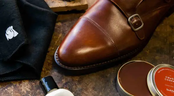 Cirage pour chaussure en cuir marron, avec une brosse, un chiffon et un produit. Attention, un imperméabilisant abîme chaussure s'il est mal utilisé.