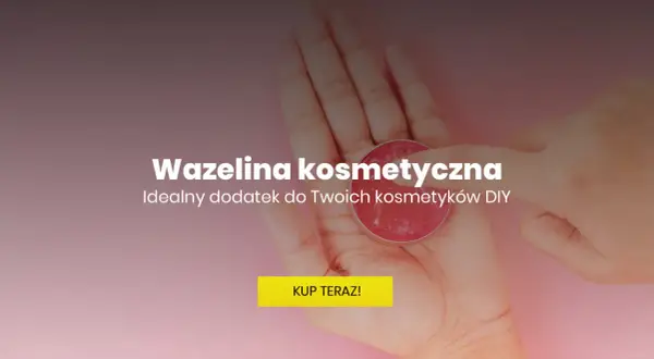 Dłoń trzymająca słoiczek z wazeliną kosmetyczną. Czy wazelina kosmetyczna jest szkodliwa? Idealny dodatek do Twoich kosmetyków DIY.