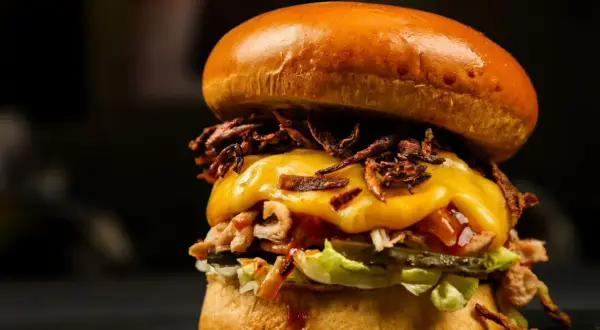Jak złożyć hamburgera, aby nie rozpadł się podczas jedzenia?