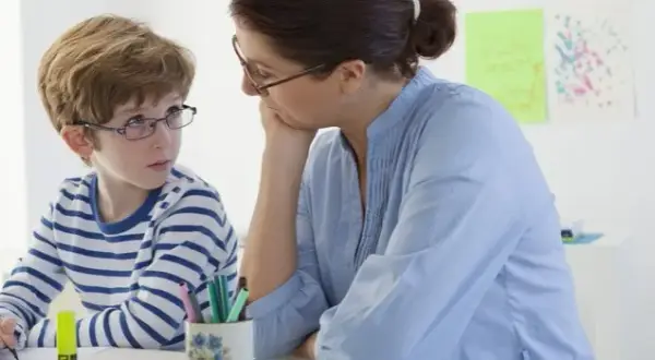 Czym jest dysleksja? Zrozumienie objawów i przyczyn trudności w czytaniu
