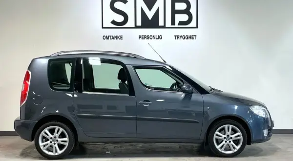 Grå Skoda Roomster, en praktisk familjebil, står redo för nya äventyr. Inga synliga problem med denna bil.
