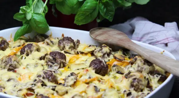 Herzhafte Hackbällchen mit Pilzen und Käse überbacken. Ein leckeres Gericht aus der Kategorie Auflauf Rezepte, perfekt für ein gemütliches Abendessen.