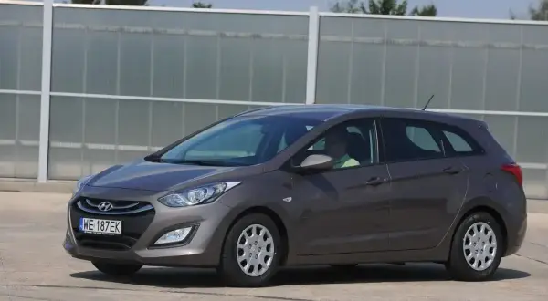 Szary Hyundai i30 II kombi. Zastanawiasz się, jakie żarówki do hyundai i30 ii wybrać, by zapewnić najlepszą widoczność?