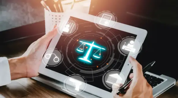 Dłoń trzyma tablet z ikonami prawnymi, pokazując jak sprawdzić wyrok po sygnaturze.