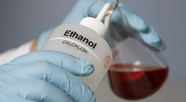 Etanol: Dlaczego legalna substancja jest śmiertelną trucizną?