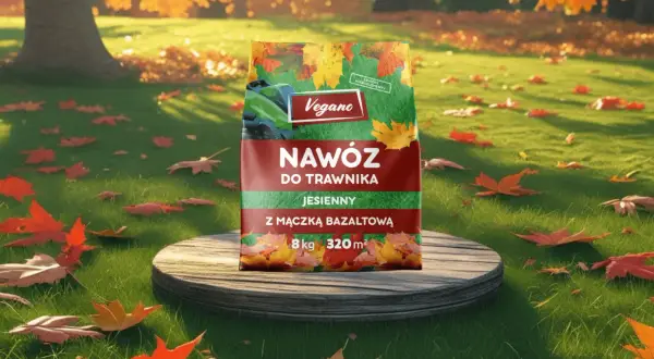 Opakowanie nawozu do trawnika Vegano jesienny na tle trawnika z opadłymi liśćmi.