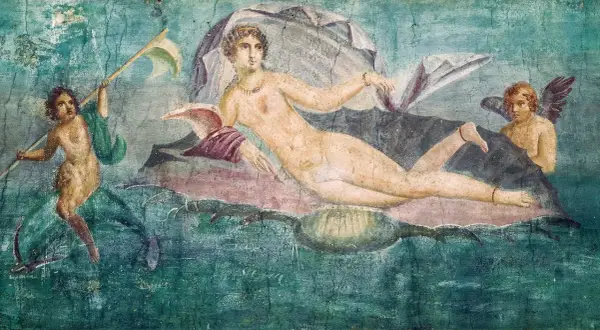 Fresque romaine : Vénus, symbole de beauté et d'amour, nage sur une coquille, entourée de putti et de créatures marines. L'aphrodite signification est ici représentée dans toute sa splendeur.