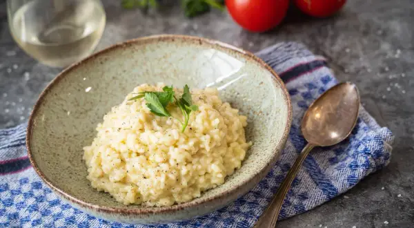 Cremiges Risotto mit Petersilie, perfekt für ein einfaches Risotto Rezept. Dazu ein Glas Weißwein und frische Tomaten.