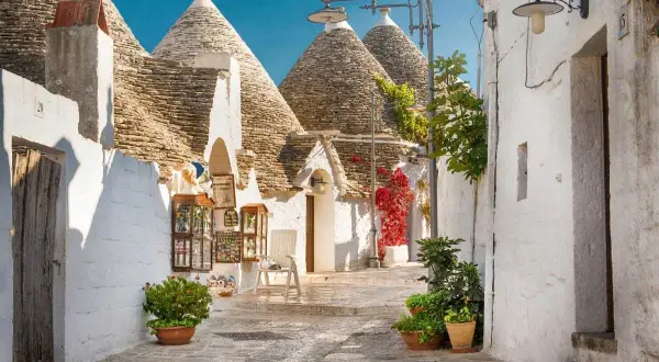 En charmig gränd i Alberobello, Italien, med sina ikoniska trulli-hus med koniska tak.