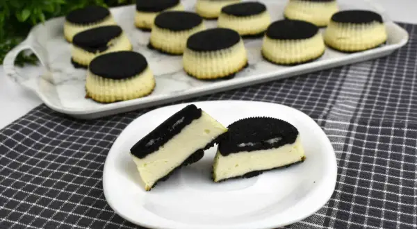 Mini serniczki oreo na tacy i talerzyku. Pyszne, kremowe, z warstwą ciasteczkową.