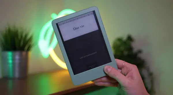 Une liseuse avec technologie e-ink affiche "Une vie" de Guy de Maupassant, dans une ambiance lumineuse et moderne.