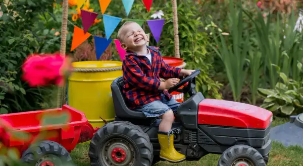 Duże auto zabawka – idealne dla rozwoju Twojego dziecka i zabawy