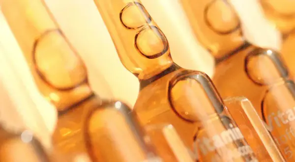 Braune Ampullen mit Vitamin C. Die Krankenkasse zahlt die Infusion, wenn sie medizinisch notwendig ist.