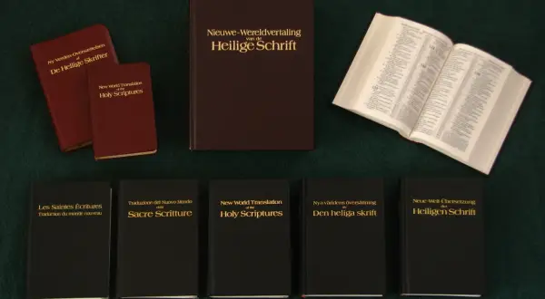 Różne wydania Pisma Świętego w Przekładzie Nowego Świata, w tym w języku duńskim, holenderskim, francuskim, włoskim, szwedzkim i niemieckim.