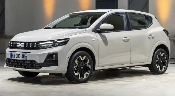 Nowa Dacia Sandero w kolorze białym, prezentująca nowoczesny design i charakterystyczne logo marki.