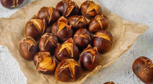 Castagne perfette cotte in friggitrice ad aria, pronte per essere gustate.