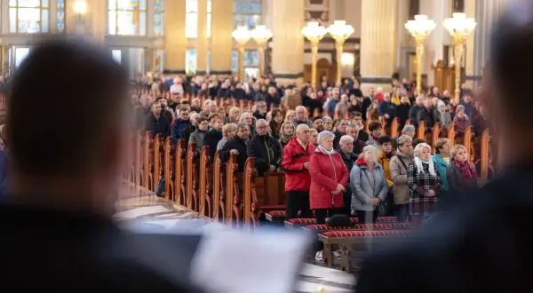 Wielu ludzi w kościele, co pokazuje, jaka jest religia w Anglii.