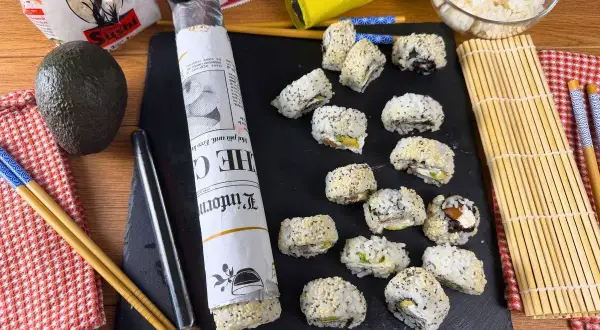 Sushi fatto in casa pronto per essere gustato. Ingredienti freschi e tanta passione per un piatto perfetto.