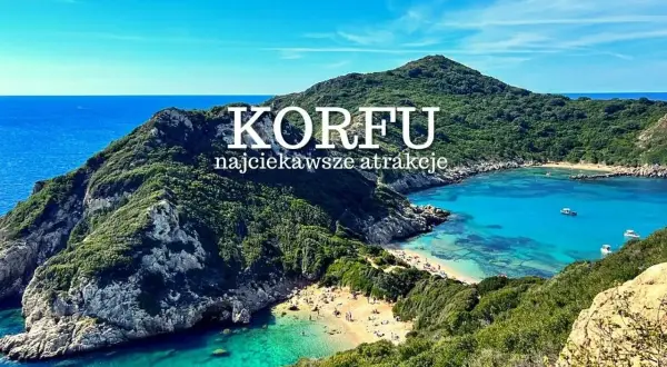 Widok na zatokę z turkusową wodą i plażą, idealne miejsce, by zobaczyć co zobaczyć na Korfu.