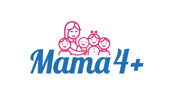 Uśmiechnięta mama obejmuje czwórkę dzieci. Logo "Mama 4+".