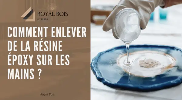 Main gantée verse de la résine époxy bi-composant sur un plateau bleu. Le titre demande comment enlever la résine époxy sur les mains.
