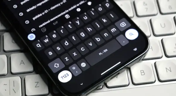 Szukasz sposobu, jak zmienić kolor klawiatury w telefonie? Na ekranie smartfona widać klawiaturę z literami i cyframi, gotową do pisania.