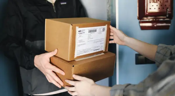 Przekazanie paczki, na której etykiecie InPost widoczny jest kod nadania.