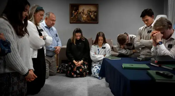En grupp mormoner ber tillsammans. De följer sina mormoner regler och visar sin tro.