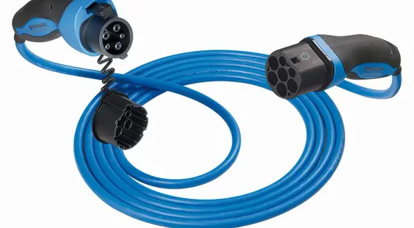 Niebieski kabel do ładowania samochodu elektrycznego z dwoma wtyczkami typu 2.