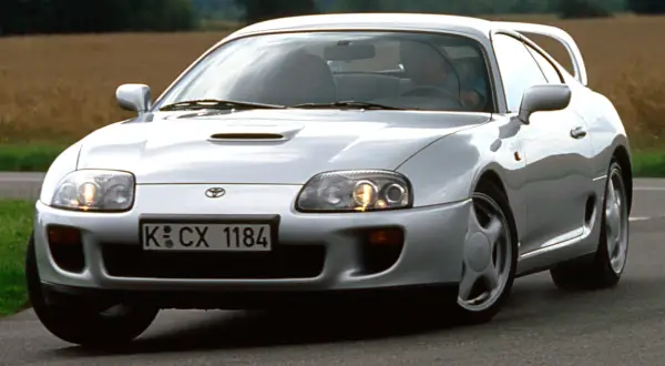 Srebrna Toyota Supra na drodze. Marzenie wielu fanów motoryzacji, a jej toyota supra cena wciąż budzi emocje.