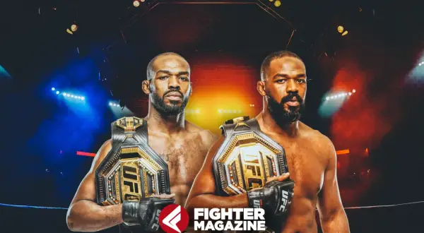 Jon Jones, en legend inom kampsport, poserar stolt med sina UFC-mästarbälten i en dramatisk arena.