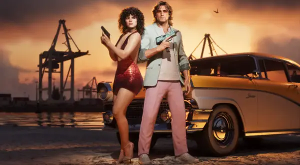 Para, czy GTA 6 będzie na PS4? Para z bronią przy retro aucie, w tle port i zachód słońca.