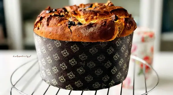 Złocista, pachnąca babka drożdżowa, najłatwiejsza do zrobienia, w ozdobnej papilotce, stygnie na kratce.
