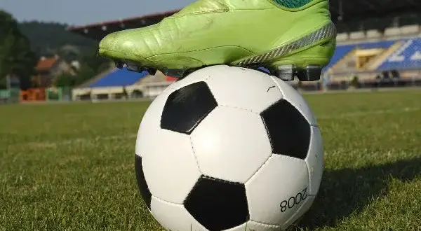 Jak grać w piłkę nożną? Kompletny przewodnik dla początkujących