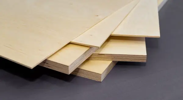 Kilka rodzajów płyt drewnianych ułożonych na sobie. Widać warstwy sklejki, idealne do projektów DIY.